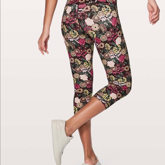 Lululemon Wunder Under Crop - Picture 1 of 2